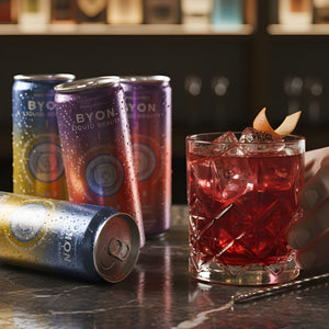 Byon Dosen auf Bar mit Cocktail