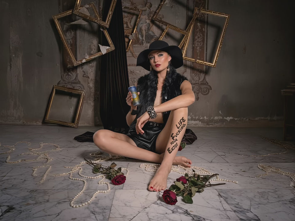 Byon Header Video Model mit schwarzem Outfit und Byon Dosen